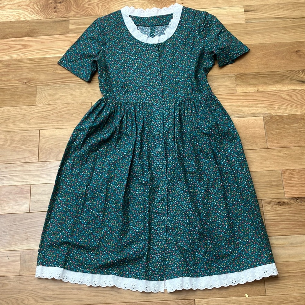 Vintage Green Floral Dress with Lace Trim and pockets!
